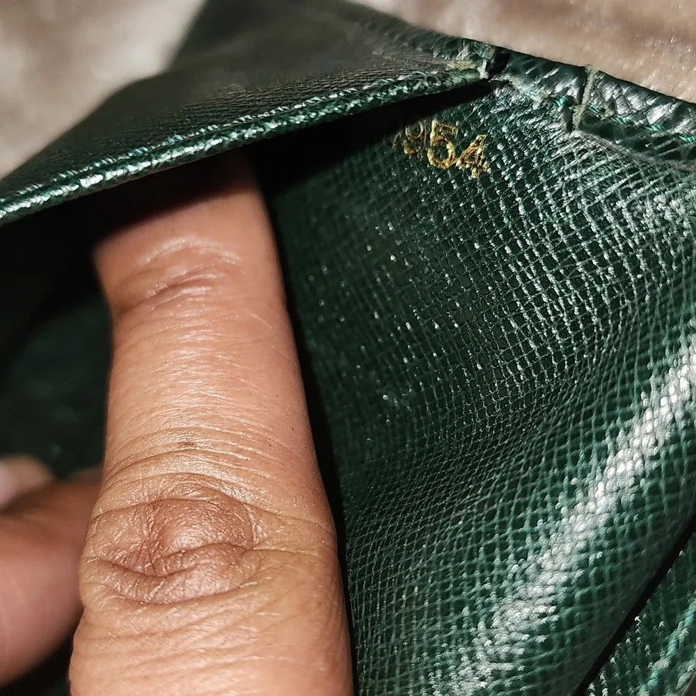 Authentic Green Louis Vuitton Taiga Wallet - Picture 10 of 10